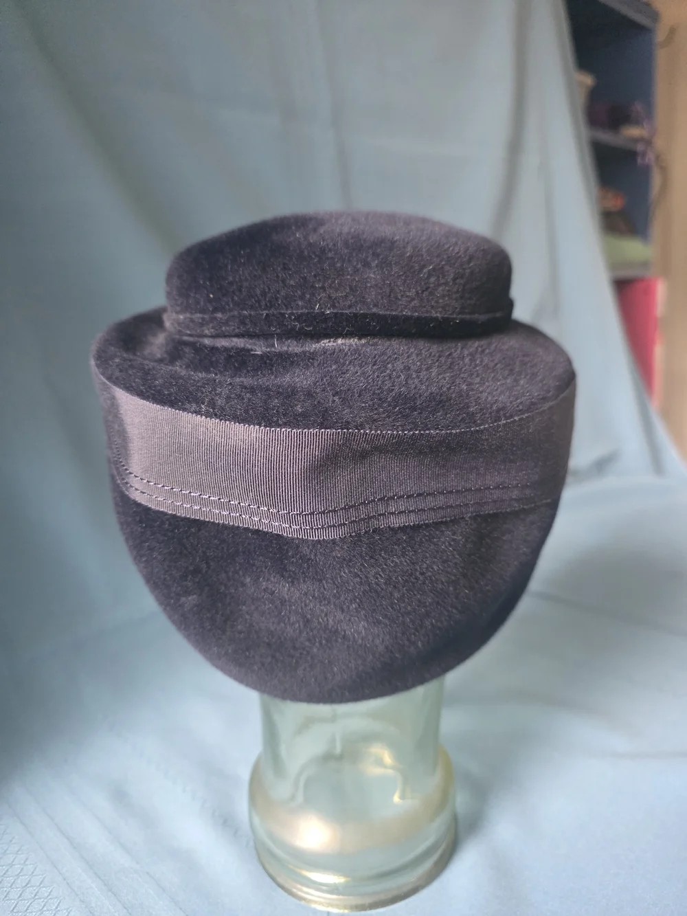 VTG 1950s Merrimac Peachbloom Velour Fur Felt Pillbox Tilt Hat Black Size 22